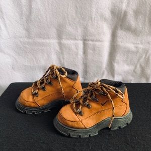 Nike Shoes - Nike hiking boots for boys construction style Nike Shoes - Nike hiking boots for boys construction style